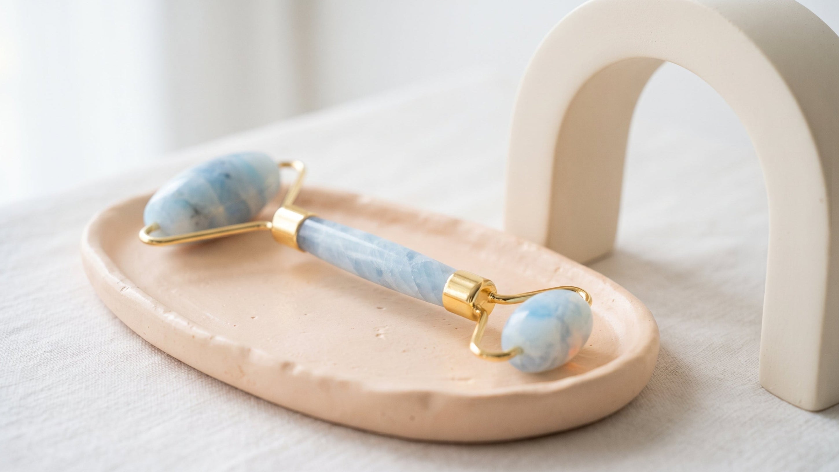 Roller visage double tête Opalya effet opalin sur un plateau – Lysavena