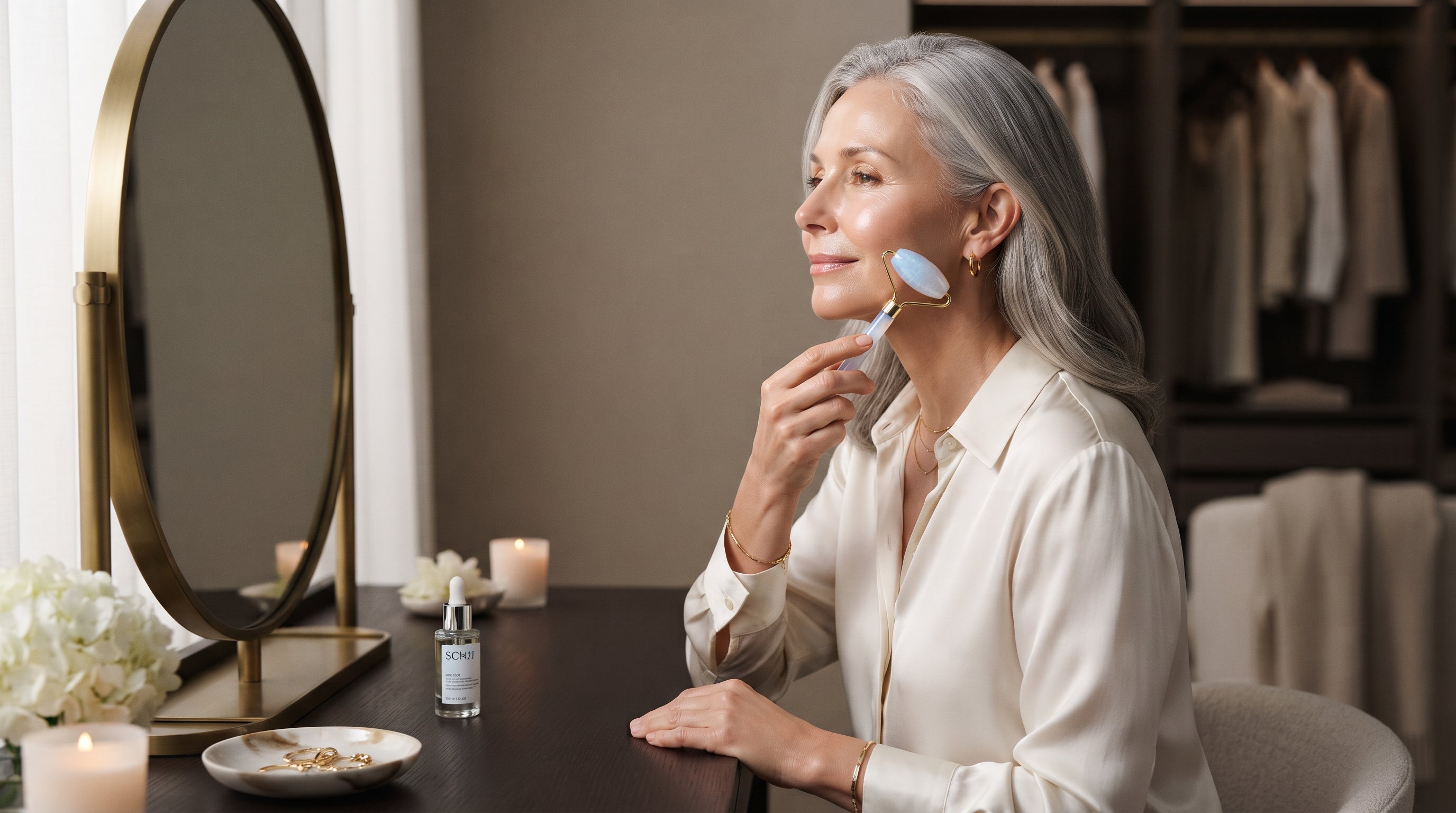Femme utilisant le roller visage Opalya sur la joue devant un miroir