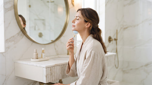 Femme utilisant le roller visage Opalya sur le cou pendant sa routine beauté